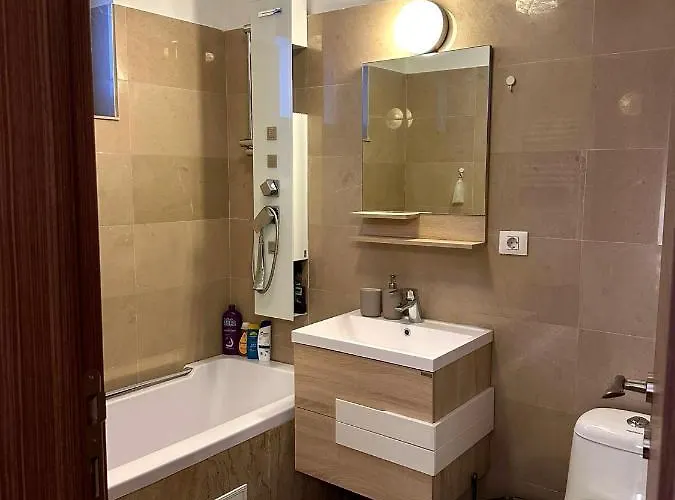 Апартаменти Cozy With Self Check-in Near Promenada Mall And Verdi Park Бухарест